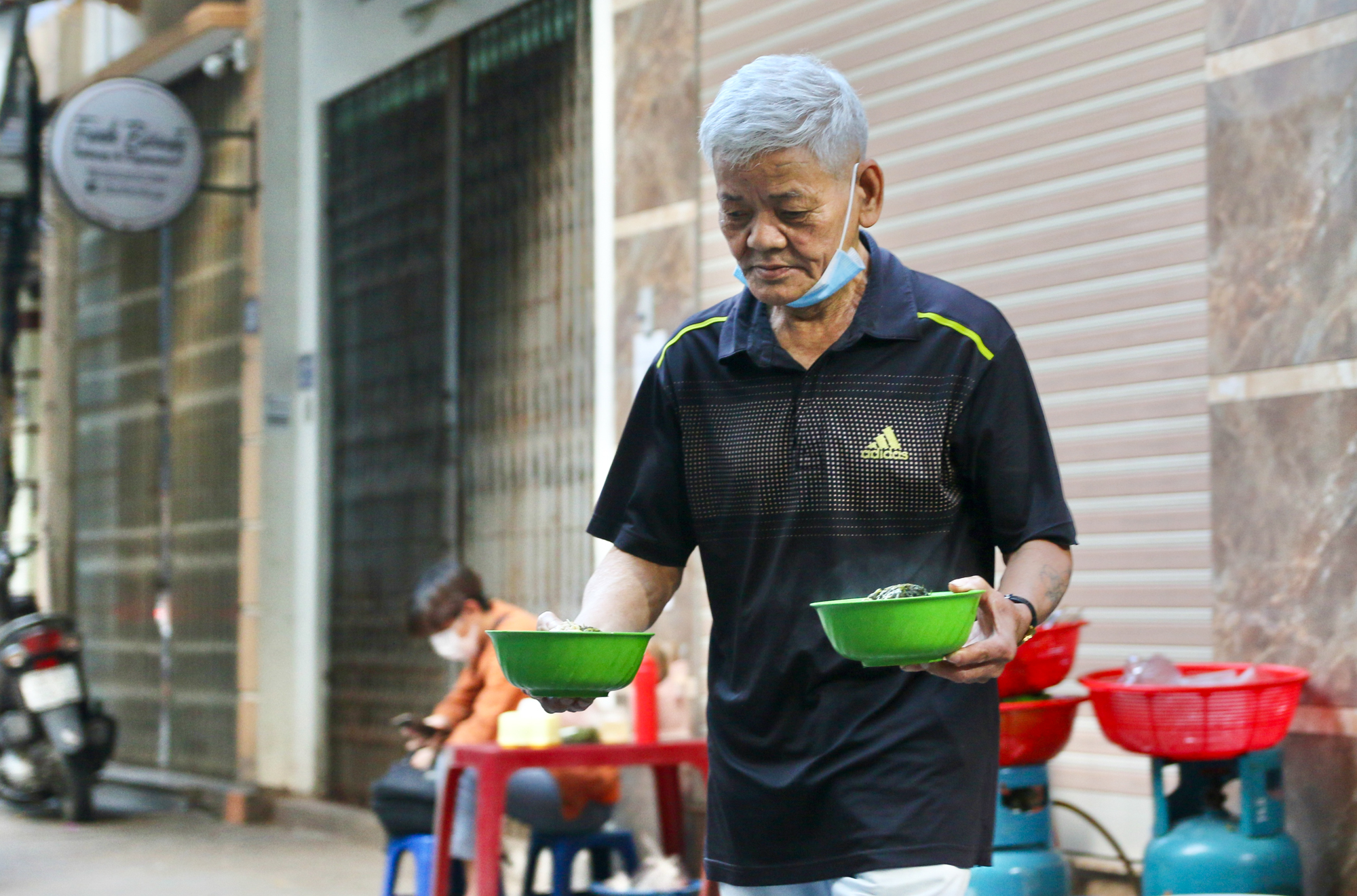 Quán gà tần siêu rẻ, siêu đông ở Hà Nội: Giá chỉ 20.000 đồng, có ngày bán 1.000 suất - Ảnh 5. Quán gà tần siêu rẻ, siêu đông ở Hà Nội: Giá chỉ 20.000 đồng, có ngày bán 1.000 suất - Ảnh 5.