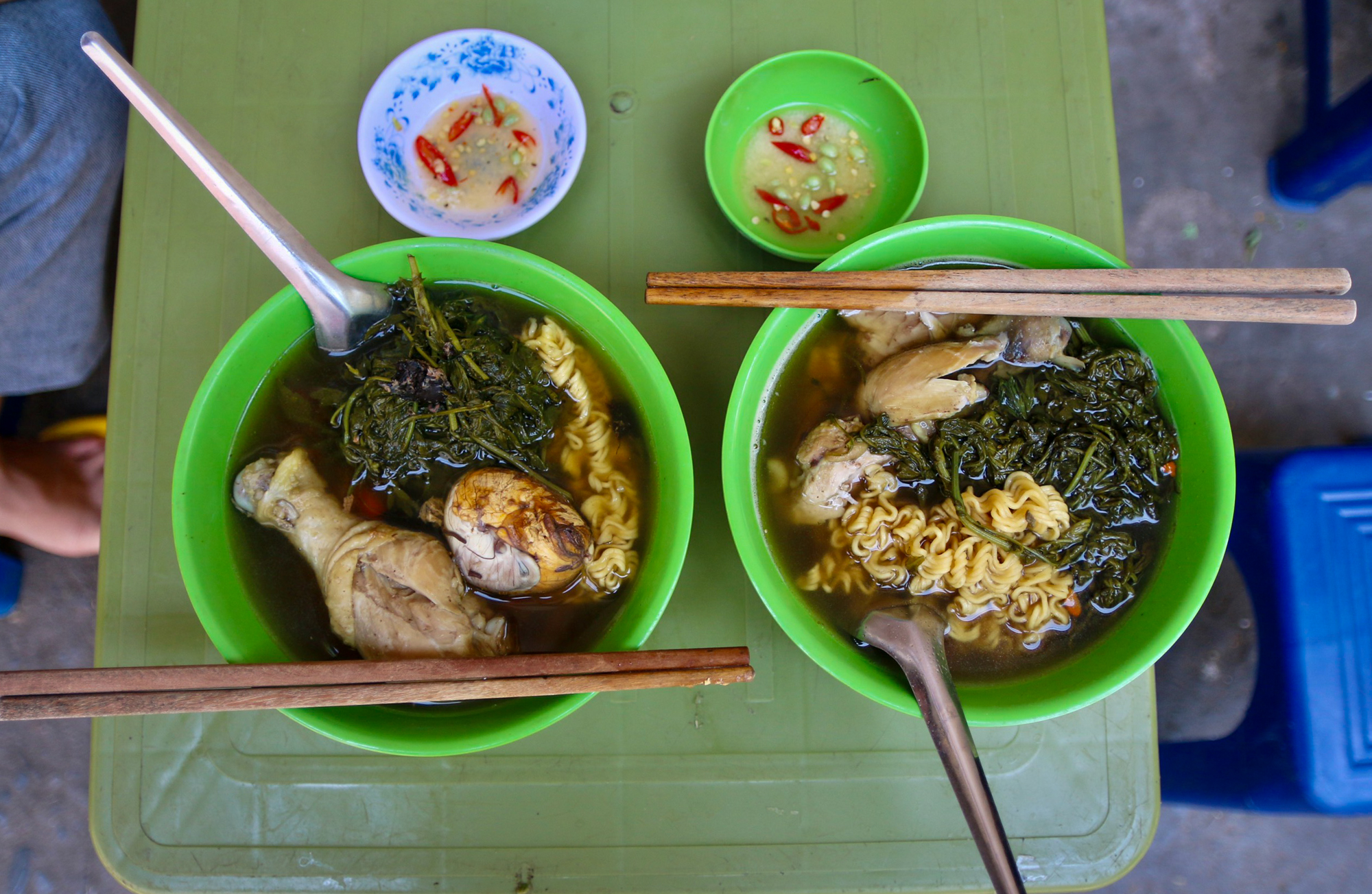 Quán gà tần siêu rẻ, siêu đông ở Hà Nội: Giá chỉ 20.000 đồng, có ngày bán 1.000 suất - Ảnh 6. Quán gà tần siêu rẻ, siêu đông ở Hà Nội: Giá chỉ 20.000 đồng, có ngày bán 1.000 suất - Ảnh 6.