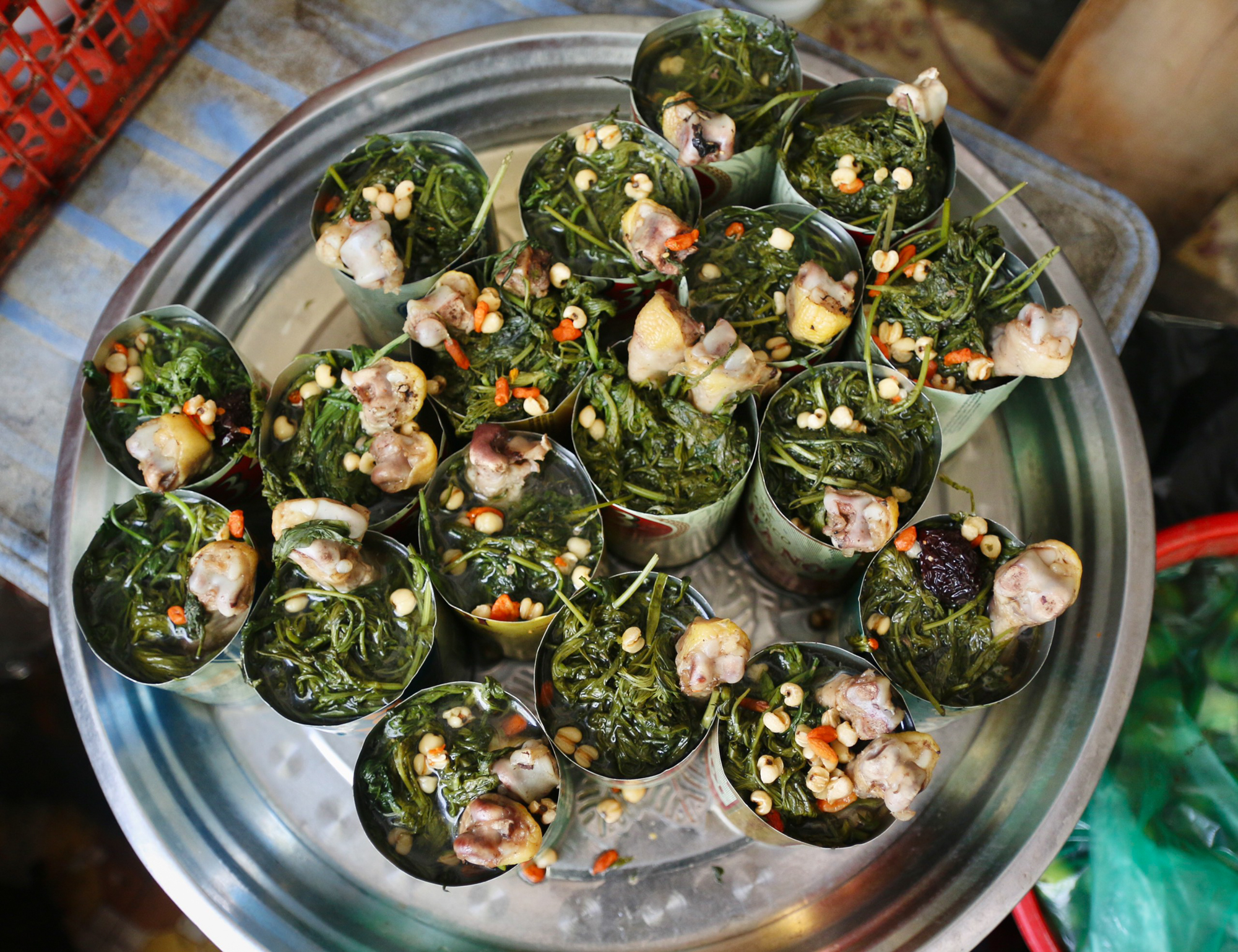 Quán gà tần siêu rẻ, siêu đông ở Hà Nội: Giá chỉ 20.000 đồng, có ngày bán 1.000 suất - Ảnh 9. Quán gà tần siêu rẻ, siêu đông ở Hà Nội: Giá chỉ 20.000 đồng, có ngày bán 1.000 suất - Ảnh 9.