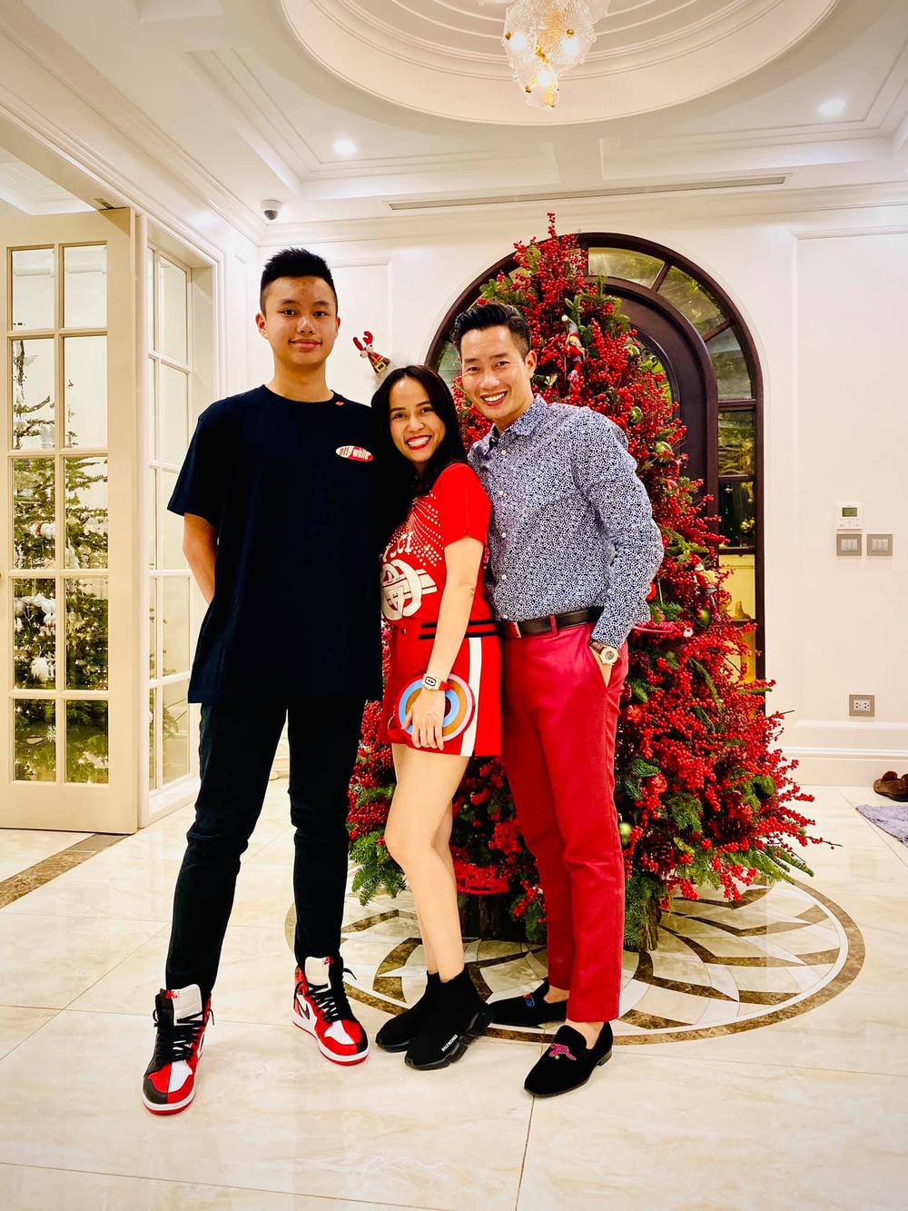 BTV Hoa Thanh Tung: Becoming a boss at VTV, his wife is getting younger and prettier, and his son is nearly 1m90 tall - Photo 9. BTV Hoa Thanh Tung: Becoming a boss at VTV, his wife is getting younger and prettier, and his son is nearly 1m90 tall - Photo 9.