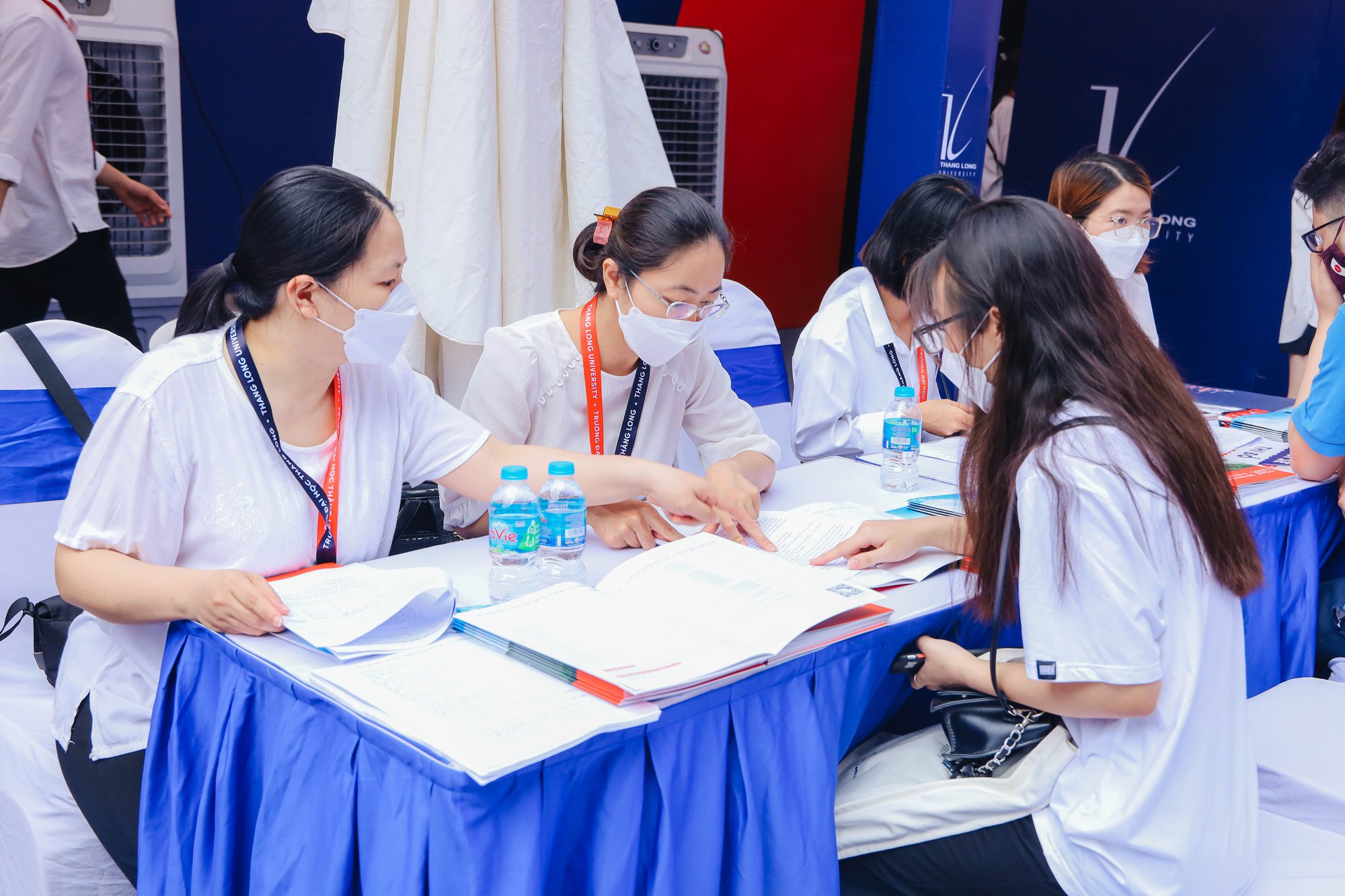 Dàn nữ sinh xinh xắn chiếm trọn spotlight tại ngày hội tư vấn tuyển sinh, ngầu nhất là trải nghiệm tập làm lính cứu hỏa! - Ảnh 4.