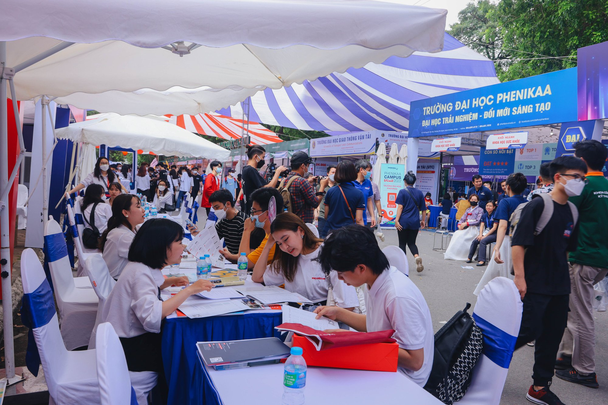 Dàn nữ sinh xinh xắn chiếm trọn spotlight tại ngày hội tư vấn tuyển sinh, ngầu nhất là trải nghiệm tập làm lính cứu hỏa! - Ảnh 2.