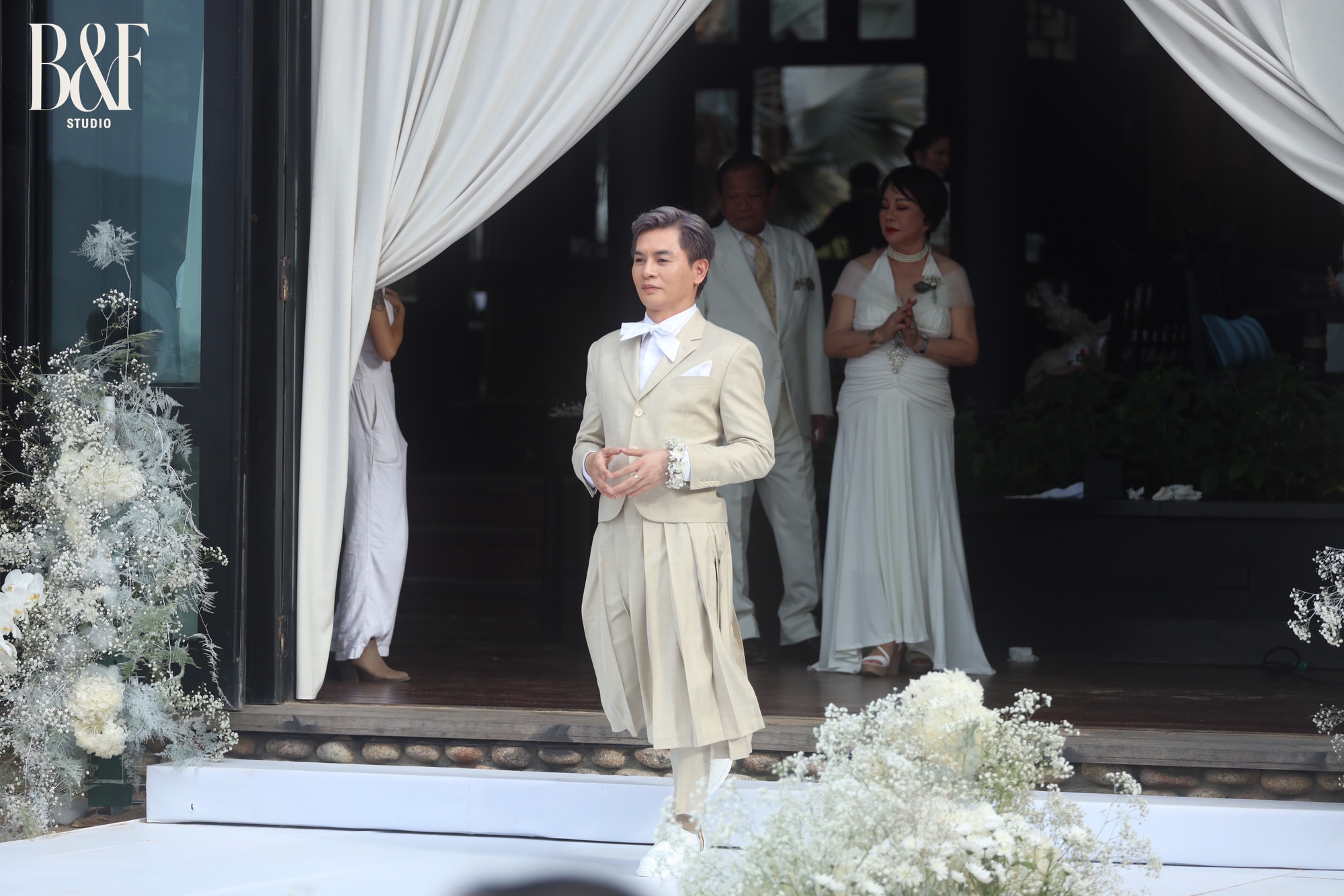 In addition to the bride and groom, this is the most noticed character at Ngo Thanh Van's wedding thanks to the unique outfit - Photo 2.