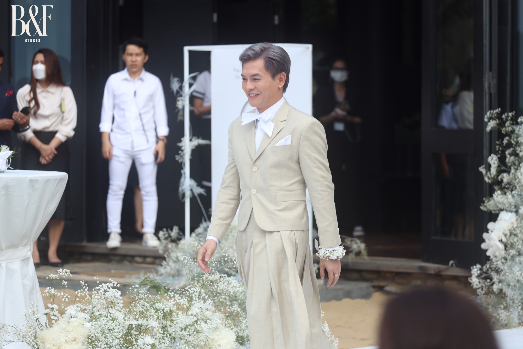 In addition to the bride and groom, this is the most noticed character at Ngo Thanh Van's wedding thanks to the unique outfit - Photo 1.