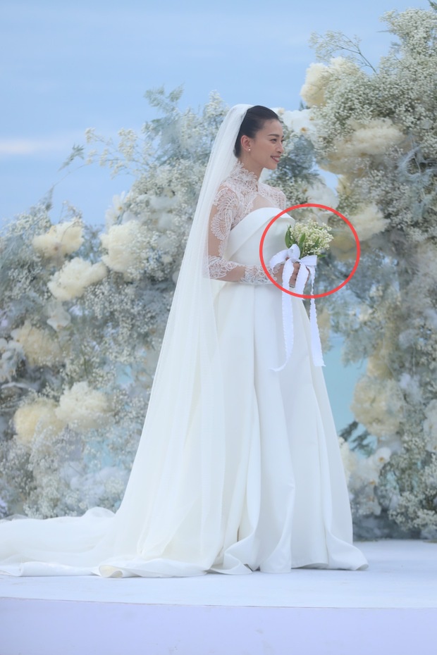 Ngô Thanh Vân cầm hoa cưới giống Song Hye Kyo, biết giá tiền và ý nghĩa phía sau mới bất ngờ! - Ảnh 3.