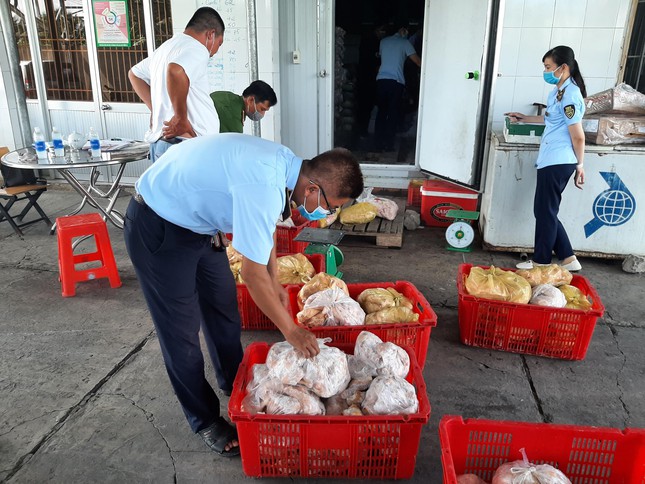 Ph&aacute;t hiện gần 3,5 tạ đ&ugrave;i g&agrave;, m&oacute;ng tr&acirc;u, m&aacute; heo kh&ocirc;ng r&otilde; nguồn gốc  - Ảnh 1.