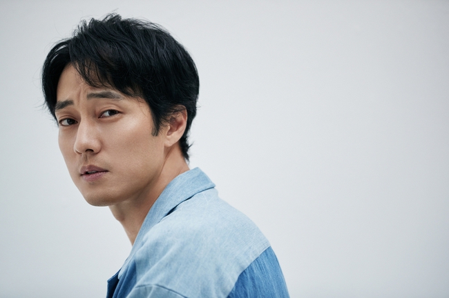 “U50” So Ji Sub điển trai ngời ngời tái xuất sau 4 năm vắng bóng, một mình cân 2 vai khiến netizen “rần rần” - Ảnh 1.