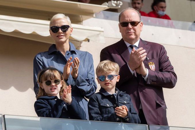 Princess Monaco re-appears with her husband and children after a long time disappearing, a new image makes the public startle and pity - Photo 1.