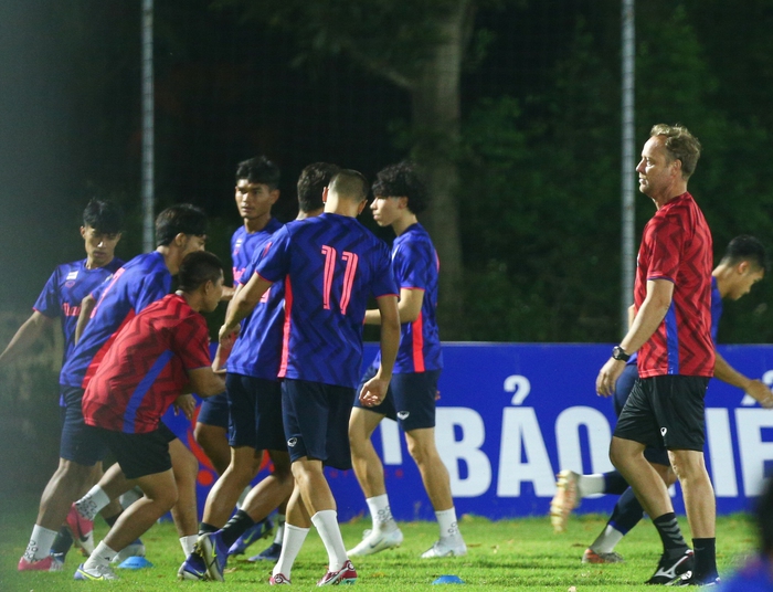 Coach Mano Polking (U23 Thailand) explains the image of riding a motorbike without a helmet - Photo 1.