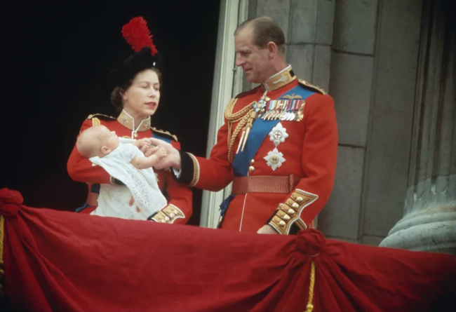Không chỉ là vị quân chủ vĩ đại của lịch sử, Nữ hoàng Anh còn là một người mẹ tuyệt vời với loạt khoảnh khắc ấn tượng khó quên - Ảnh 5.