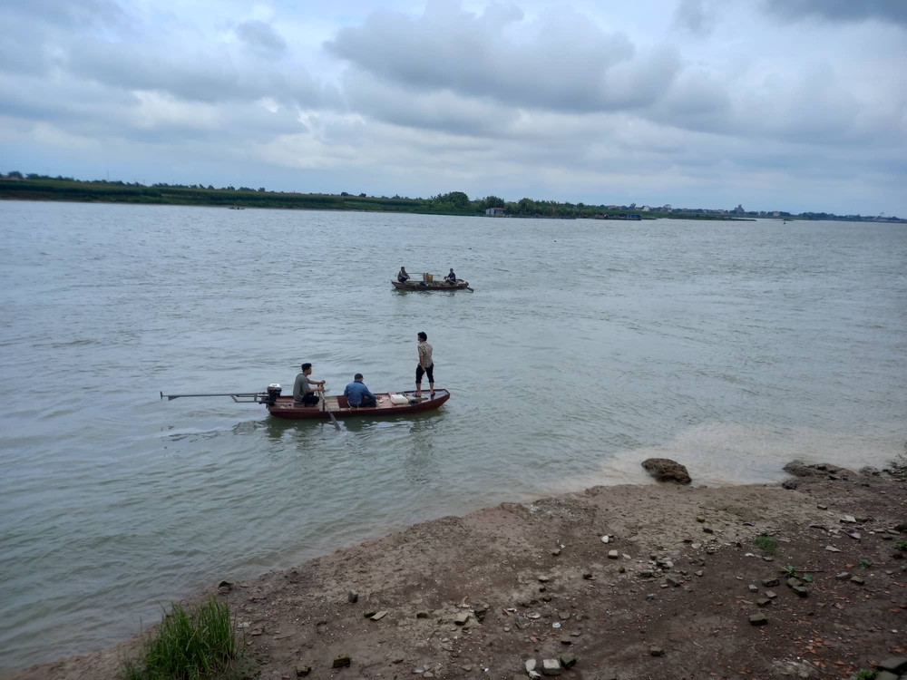 The female teacher sent a farewell message and took two small children with her, suspected of being missing at the riverbank - Photo 1.