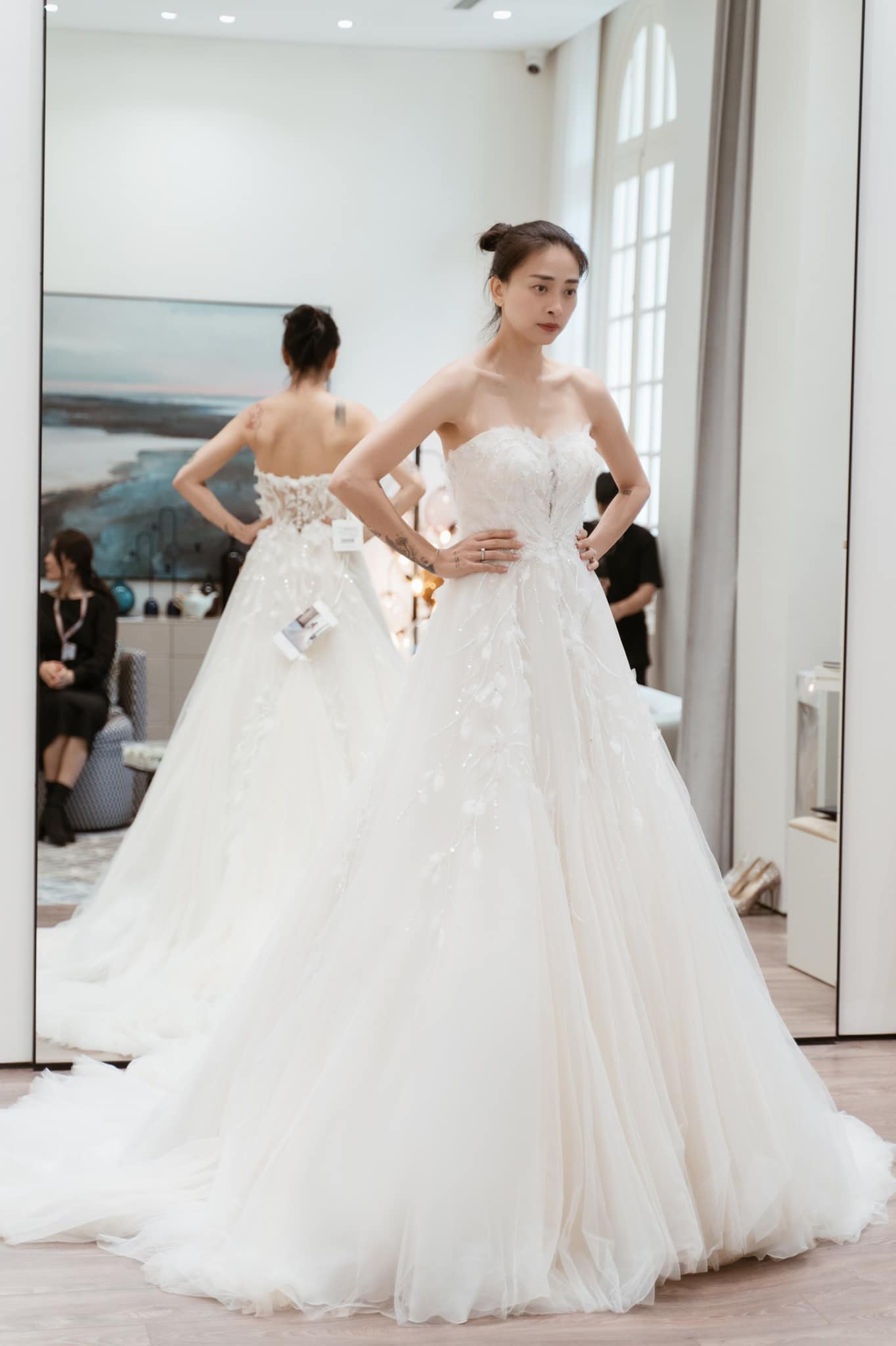 So kè thiết kế váy cưới của Hà Tăng và em dâu mới Linh Rin