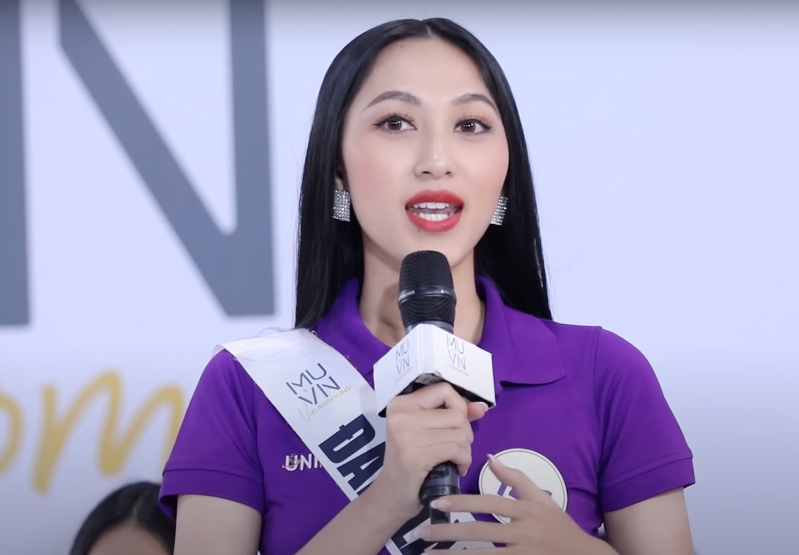 Clip: Đỗ Nhật Hà bắn tiếng Anh như nuốt mic nhưng bị nhận xét là lan man, không đúng trọng tâm - Ảnh 5. Clip: Đỗ Nhật Hà bắn tiếng Anh như nuốt mic nhưng bị nhận xét là lan man, không đúng trọng tâm - Ảnh 5.