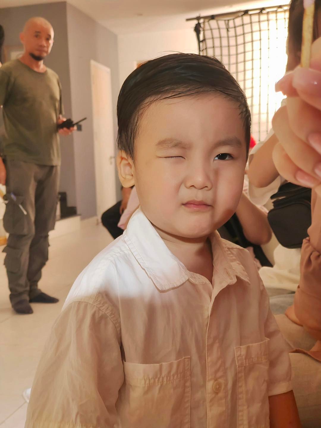 At a young age, Hoa Minzy's son escorted his mother to work, his cute expression made people's hearts melt - Photo 3. At a young age, Hoa Minzy's son escorted his mother to work, his cute expression made people's hearts melt - Photo 3.