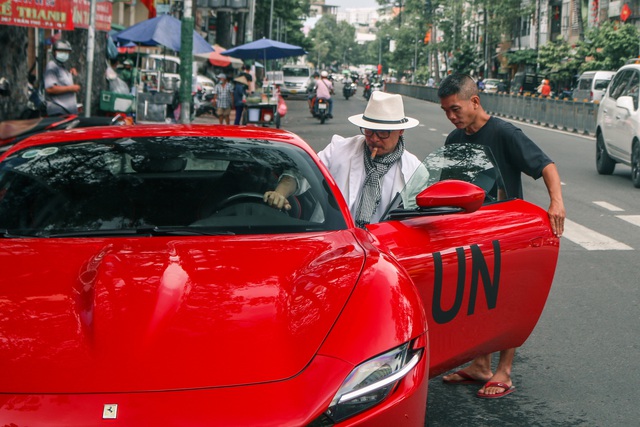   Dang Le Nguyen Vu first explained the phrase UN pasted on Trung Nguyen's huge cars, revealing the upcoming journey - Photo 1.