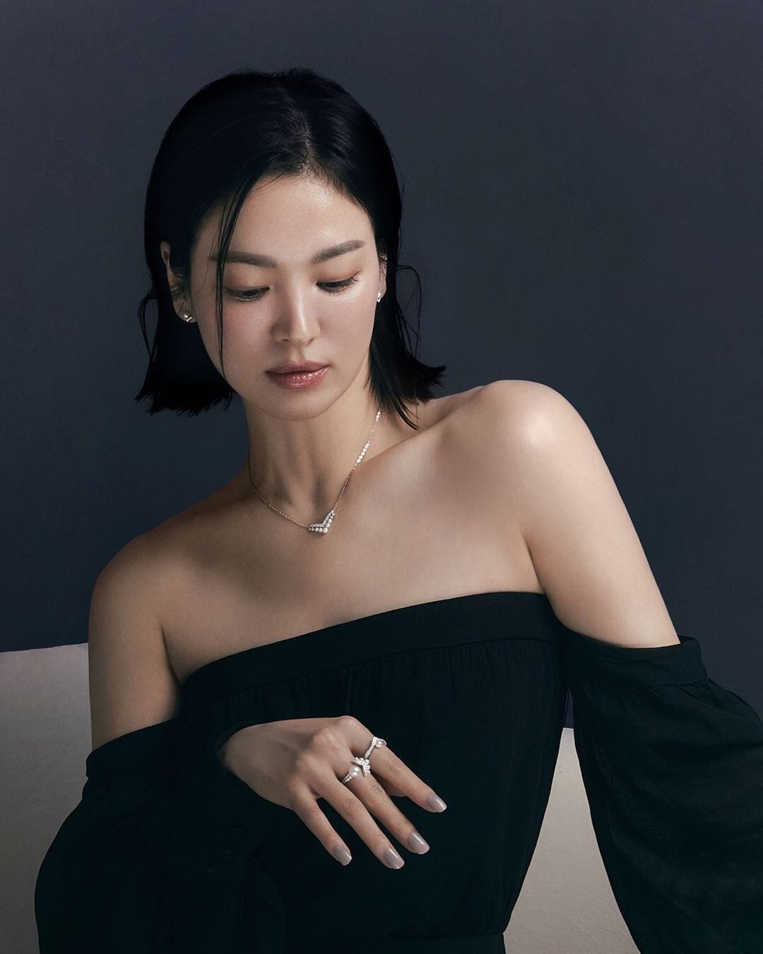Song Hye Kyo rarely wears open clothes, but everyone is surprised with this masterpiece - Photo 3.