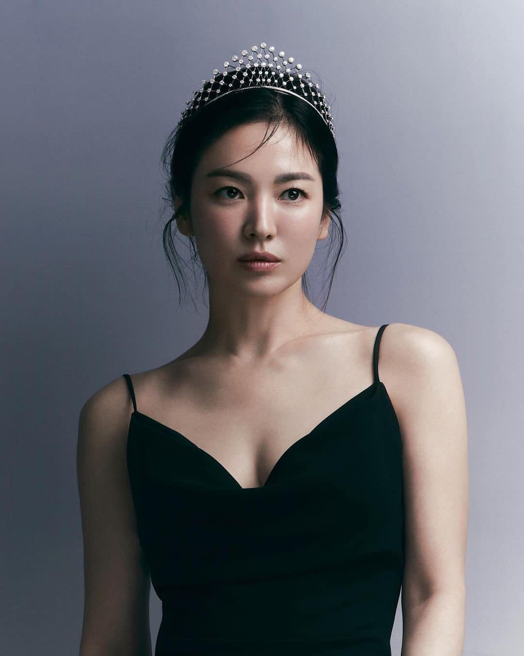 Song Hye Kyo rarely wears open clothes, but everyone is surprised with this masterpiece - Photo 4.