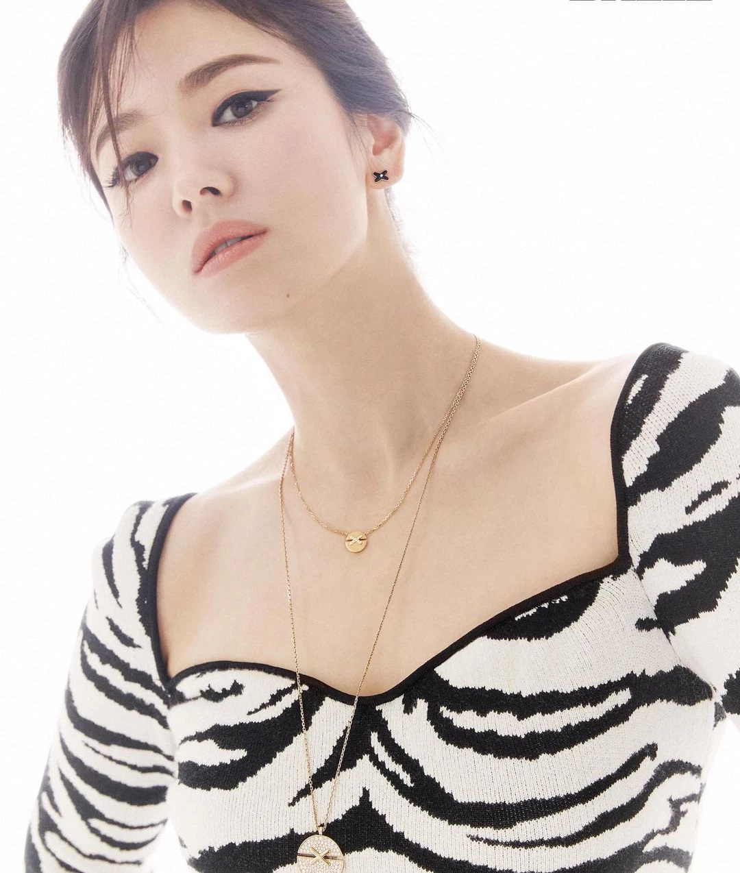 Song Hye Kyo rarely wears open clothes, but everyone is surprised with this masterpiece - Photo 9.