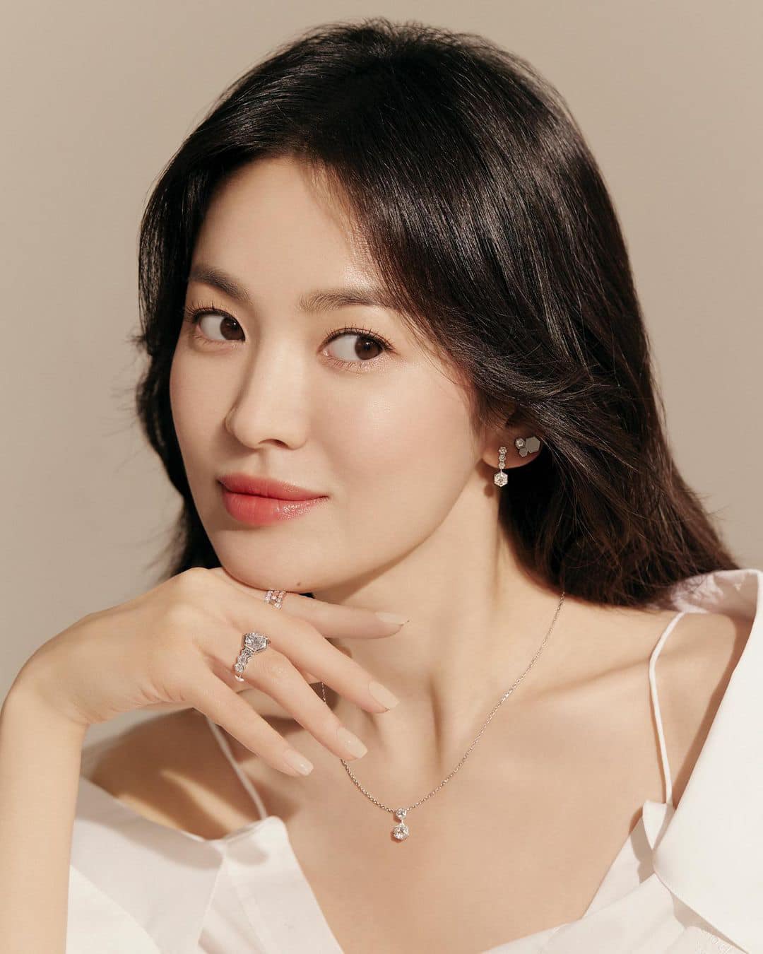 Song Hye Kyo rarely wears revealing clothes, but everyone is surprised with this masterpiece - Photo 10.