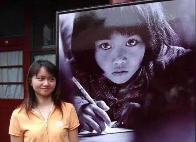 Cô bé nghèo miền núi với đôi mắt lấp lánh từng lay động trái tim người Trung Quốc: Khi một bức ảnh vô tình thay đổi cả cuộc đời - Ảnh 4.