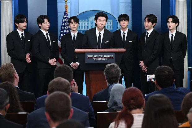 BTS with an impressive statement about inequality at the White House, surprised that the group's music can reach the world - Photo 1.