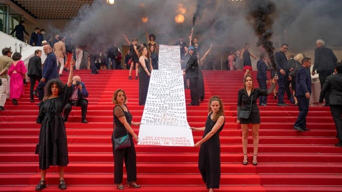 A few seconds of Ly Nha Ky, Huong Giang on the red carpet and the story of Cannes only needing money - Photo 6.