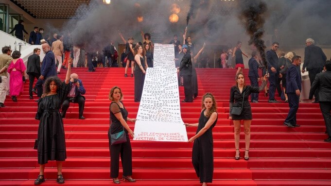 A few seconds of Ly Nha Ky, Huong Giang on the red carpet and the story of Cannes only needing money - Photo 6. A few seconds of Ly Nha Ky, Huong Giang on the red carpet and the story of Cannes only needing money - Photo 6.