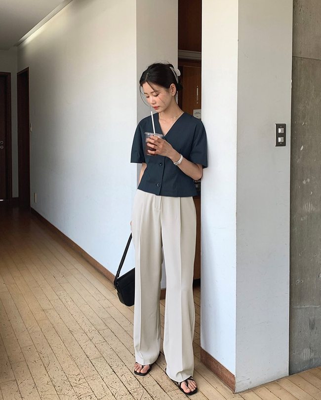 Korean women prove that casual pants + sandals are the perfect formula to wear to the office - Photo 1.