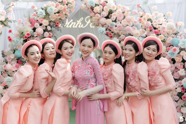 Dàn người đẹp Hoa hậu Việt Nam 2020 bê tráp trong đám hỏi của Top 5 Phạm Thị Phương Quỳnh - Ảnh 2.