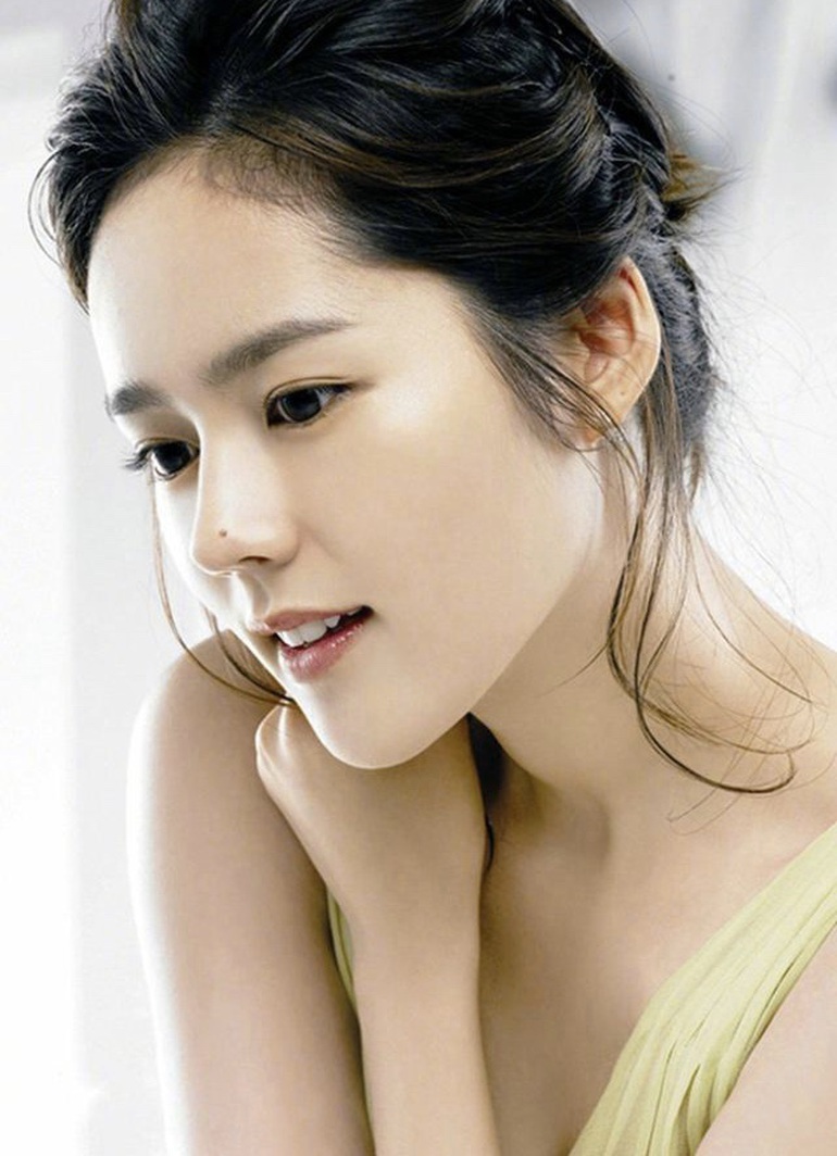 Korean beauty icon: From childhood abuse to perfect marriage, look - Photo 2.