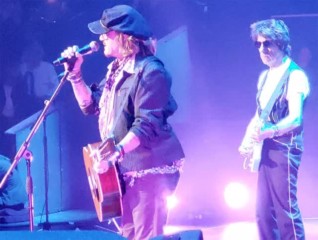 Johnny Depp performed again in the UK after the trial with Amber Heard - Photo 1.