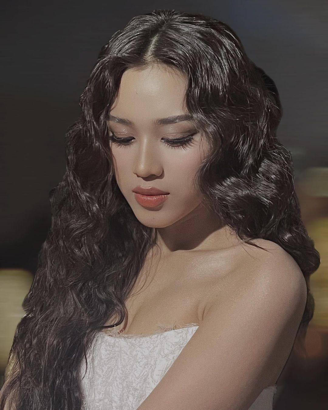 Hoa hậu Đỗ Thị Hà diện váy cúp ngực nóng bỏng, hóa công chúa tóc mây trên sàn catwalk - Ảnh 1.