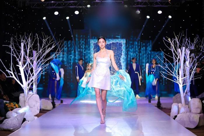 Hoa hậu Đỗ Thị Hà diện váy cúp ngực nóng bỏng, hóa công chúa tóc mây trên sàn catwalk - Ảnh 6.