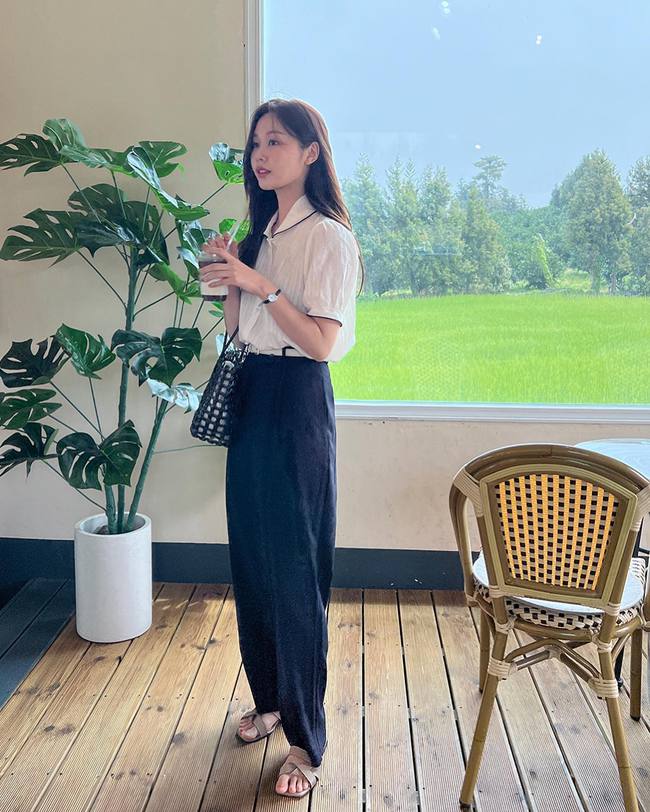 Korean women prove that casual pants + sandals are the perfect formula to wear to the office - Photo 7.
