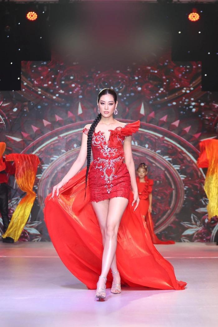 Hoa hậu Đỗ Thị Hà diện váy cúp ngực nóng bỏng, hóa công chúa tóc mây trên sàn catwalk - Ảnh 8.