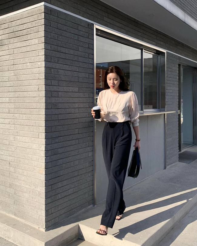 Korean women prove that casual pants + sandals are the perfect formula to wear to the office - Photo 10.