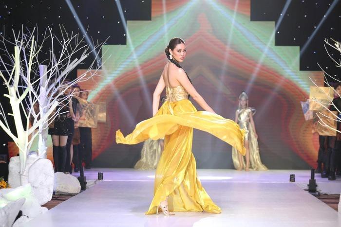 Hoa hậu Đỗ Thị Hà diện váy cúp ngực nóng bỏng, hóa công chúa tóc mây trên sàn catwalk - Ảnh 10.