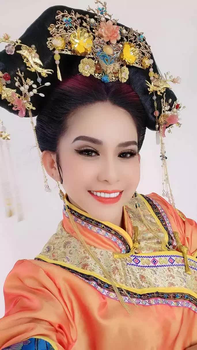 Danh hài Hoài Linh tái ngộ khán giả cải lương tuồng cổ - Ảnh 2. Danh hài Hoài Linh tái ngộ khán giả cải lương tuồng cổ - Ảnh 2.