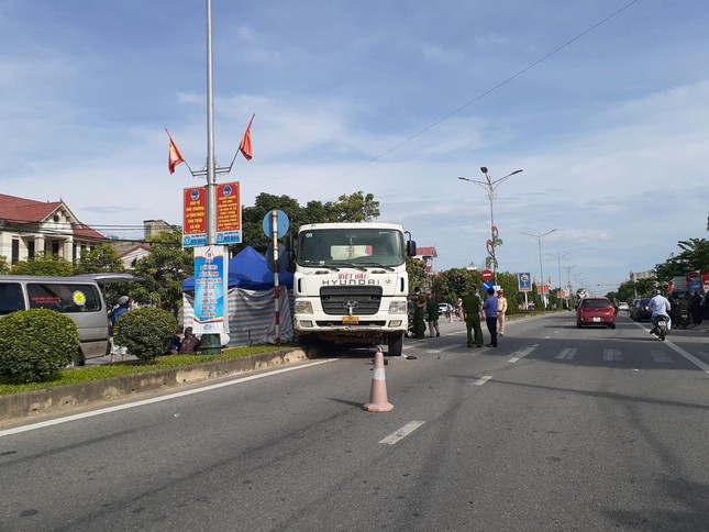 Xe bồn cuốn xe máy vào gầm, người phụ nữ tử vong tại chỗ - Ảnh 1.