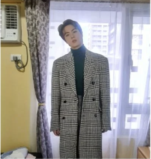 Góc lạ lắm: Đẹp trai toàn cầu Jin (BTS) không ngờ có ngày bị nhầm thành bóng ma - Ảnh 2. Góc lạ lắm: Đẹp trai toàn cầu Jin (BTS) không ngờ có ngày bị nhầm thành bóng ma - Ảnh 2.