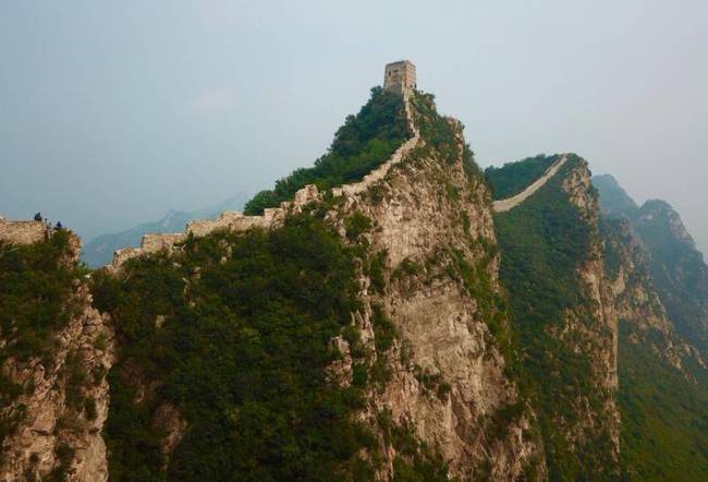 Đoạn Trường Thành nguy hiểm nhất Trung Quốc: Hai bên vực thẳm sâu hút, không có tường ngăn, được ví là rồng nằm cheo leo trên vách đá - Ảnh 2.