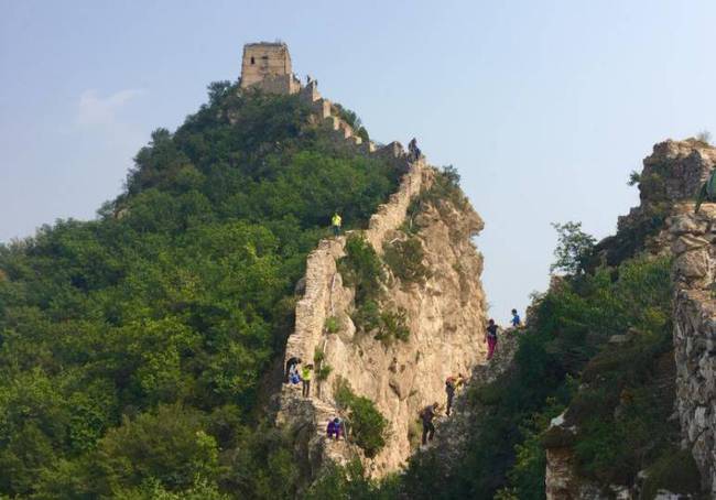 Đoạn Trường Thành nguy hiểm nhất Trung Quốc: Hai bên vực thẳm sâu hút, không có tường ngăn, được ví là rồng nằm cheo leo trên vách đá - Ảnh 3.