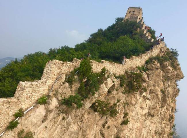 Đoạn Trường Thành nguy hiểm nhất Trung Quốc: Hai bên vực thẳm sâu hút, không có tường ngăn, được ví là rồng nằm cheo leo trên vách đá - Ảnh 4.