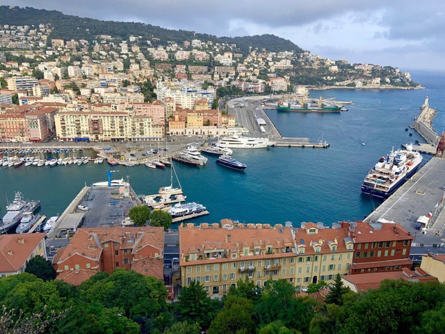 B&aacute;t canh mồng tơi tr&ecirc;n b&atilde;i biển nước Ph&aacute;p v&agrave; chuyện domino l&ograve;ng tốt từ c&ocirc; du học sinh Việt - Ảnh 6.