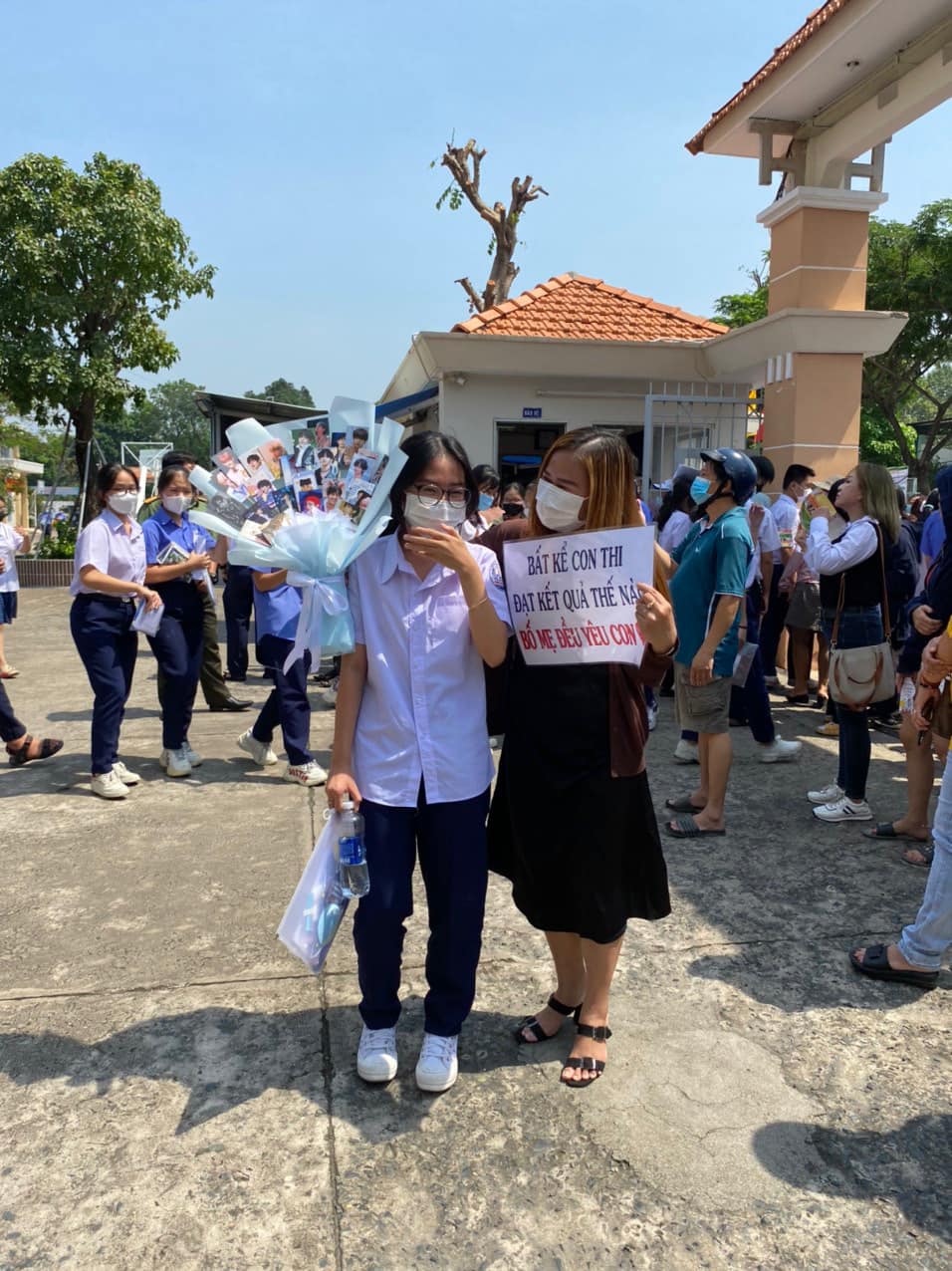 Người mẹ cổ vũ con thi lớp 10 bằng b&oacute; hoa l&agrave;m từ ảnh thần tượng: Kh&ocirc;ng sao đ&acirc;u con, m&igrave;nh cứ học đến đ&acirc;u th&igrave; thi đến đ&oacute; - Ảnh 2.