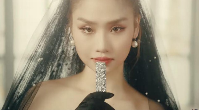 Miu Lê khoe nhạc mới nhưng netizen chỉ tập trung chú ý vòng 2 nóng mắt của nữ ca sĩ - Ảnh 4.