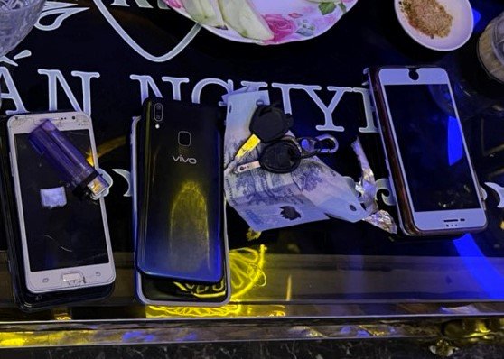 Bay lắc ở karaoke làng, đưa về trụ sở C…