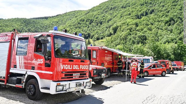 Tìm thấy thi thể 7 người thiệt mạng trong vụ rơi trực thăng ở Italy - Ảnh 2.