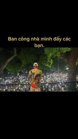 Concert 0 đồng độc nhất Vpop: Nam ca sĩ mở ban công ra là sân khấu, người qua đường bật flash hóa thành fan - Ảnh 2.
