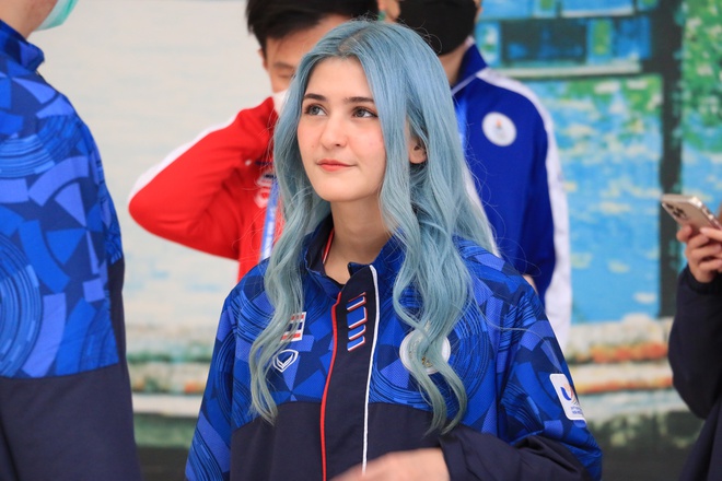 Pantiesda tort oyoqda turgan yalangoch qizlarning fotosuratlari